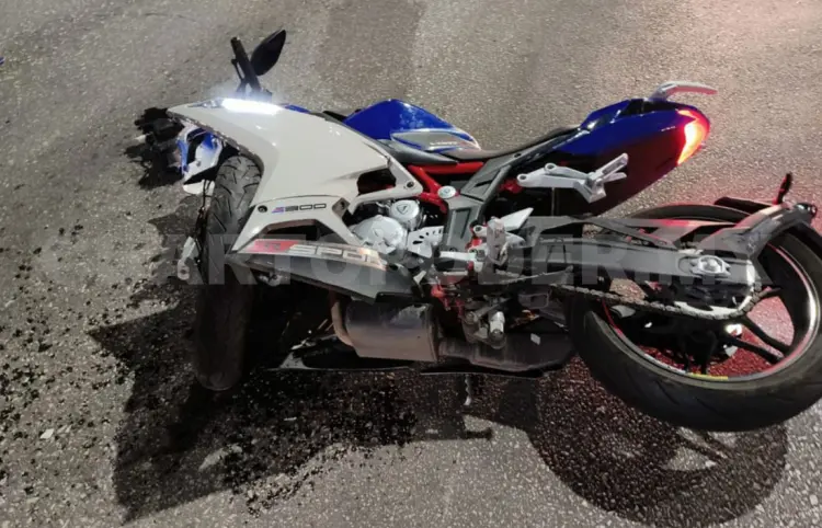 Queda grave luego de colisión de motocicletas