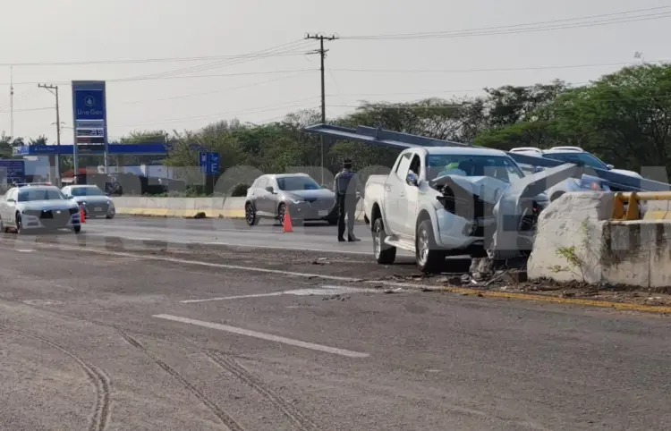 Automovilista derriba letrero informativo y huye