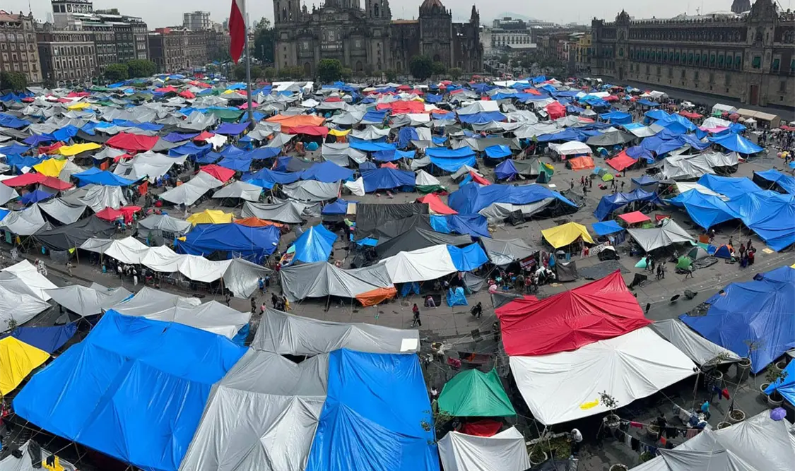 Los docentes también mantienen un plantón que ocupa la plancha del Zócalo y calles aledañas. El Universal