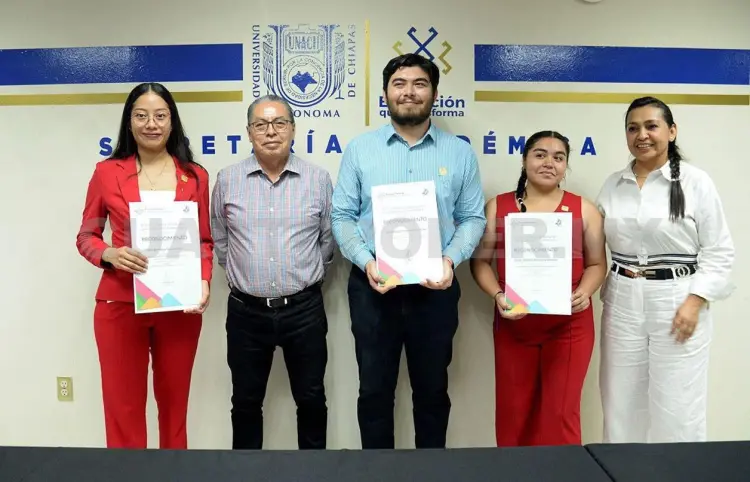 Distinguen a egresados con el premio Ceneval