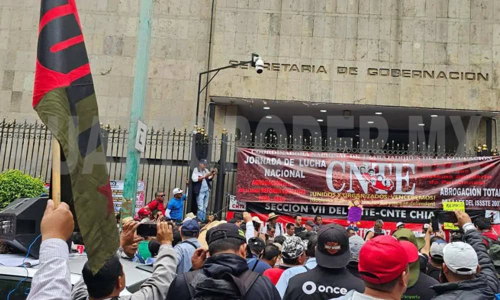 CNTE se reúne con autoridades en busca de respuestas; mantiene plantón en el Zócalo