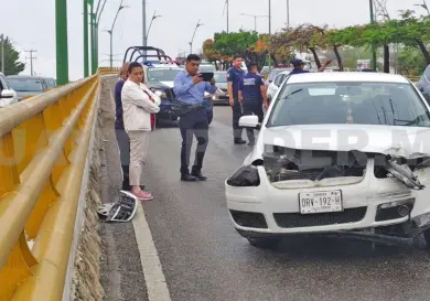 Por el asfalto mojado se estampa en contención