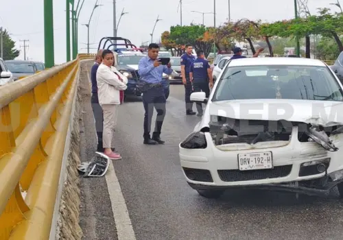 Por el asfalto mojado se estampa en contención