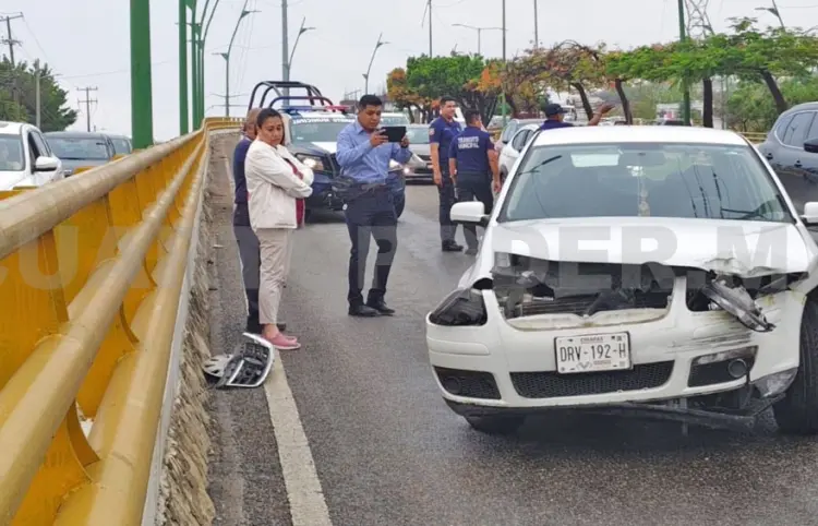 Por el asfalto mojado se estampa en contención