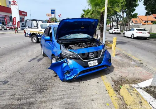 Encontronazo salda con auto destrozado