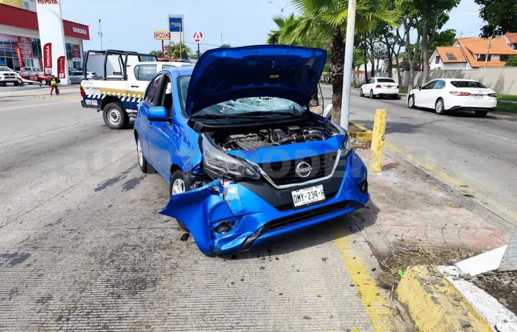 Encontronazo salda con auto destrozado