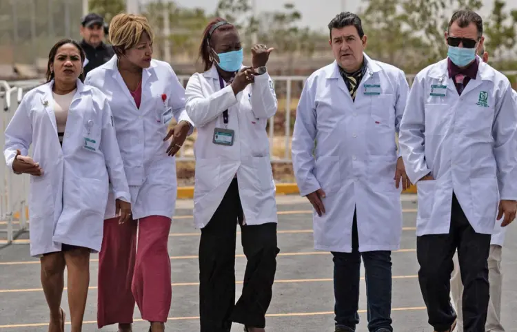 Rechaza “trabajo forzado” en misiones de médicos cubanos