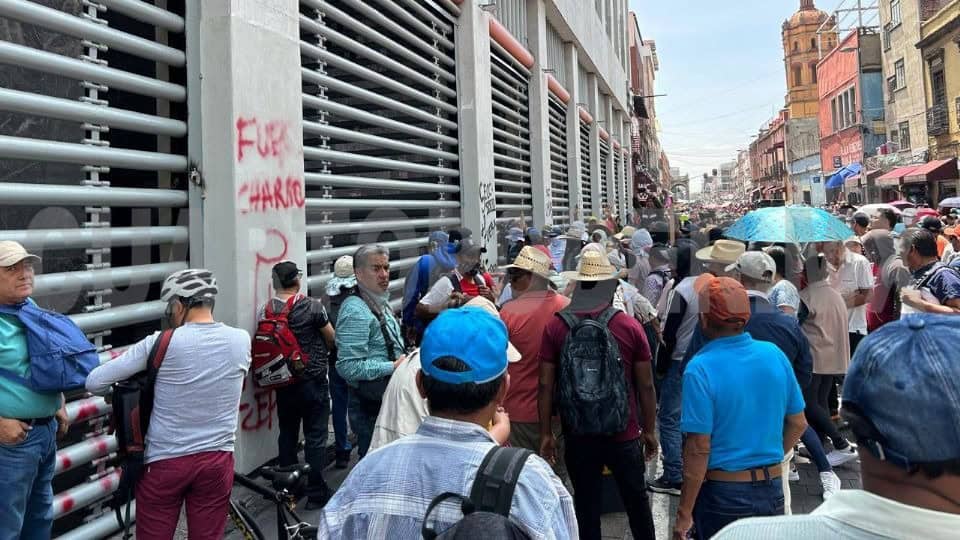 Integrantes de la CNTE irrumpen violentamente en sede del SNTE en CDMX