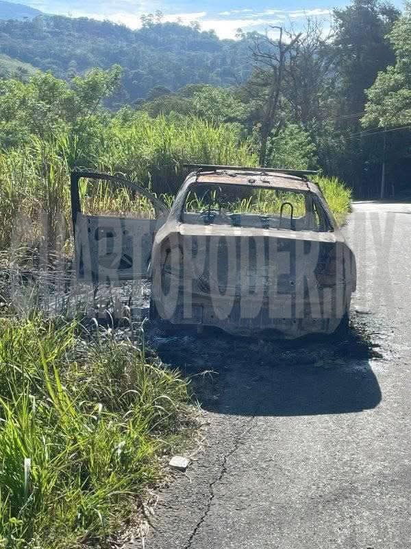 Abandonan vehículo quemado en carretera