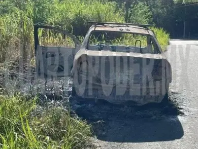 Abandonan vehículo quemado en carretera