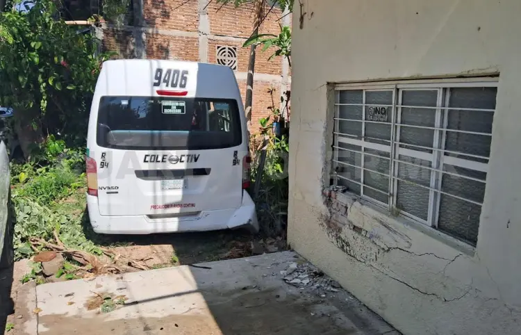 Sin frenos, colectivo se mete a patio de casa