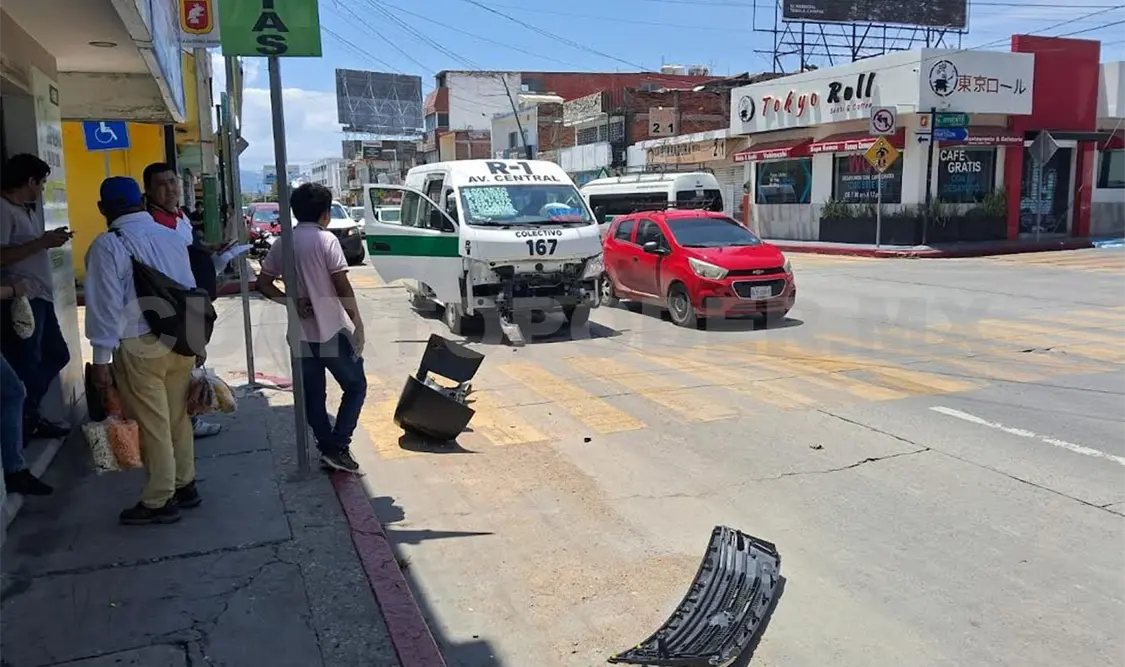 Camioneta se pasa la preferencia en la transitada vía, colisionando contra combi. Ulises Villalobos / CP