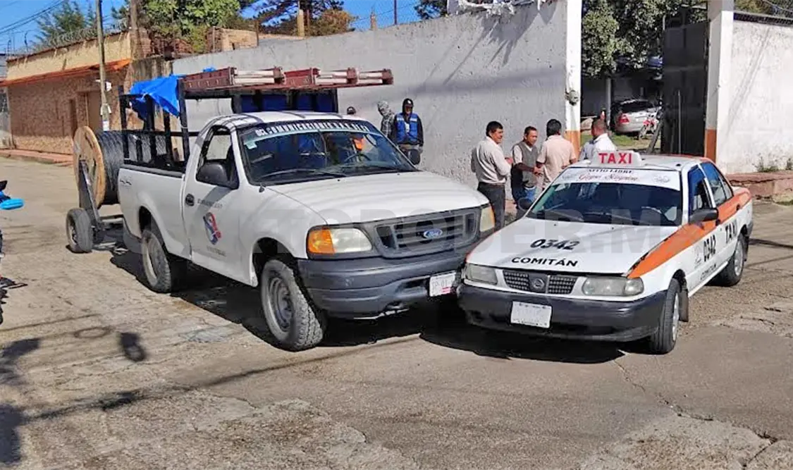 El taxi llevaba la preferencia, pero la camioneta no se detuvo a tiempo. Juan Orel / CP