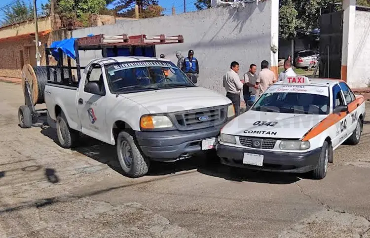No se detiene en cruce y choca contra un taxi