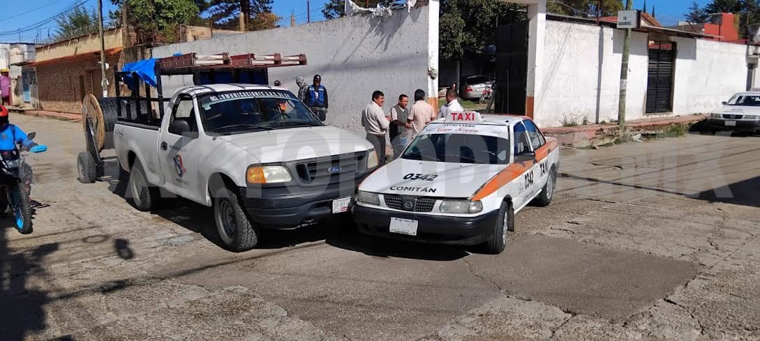 No se detiene en cruce e impacta a taxi