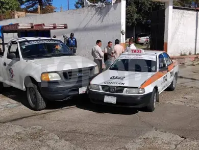 No se detiene en cruce e impacta a taxi