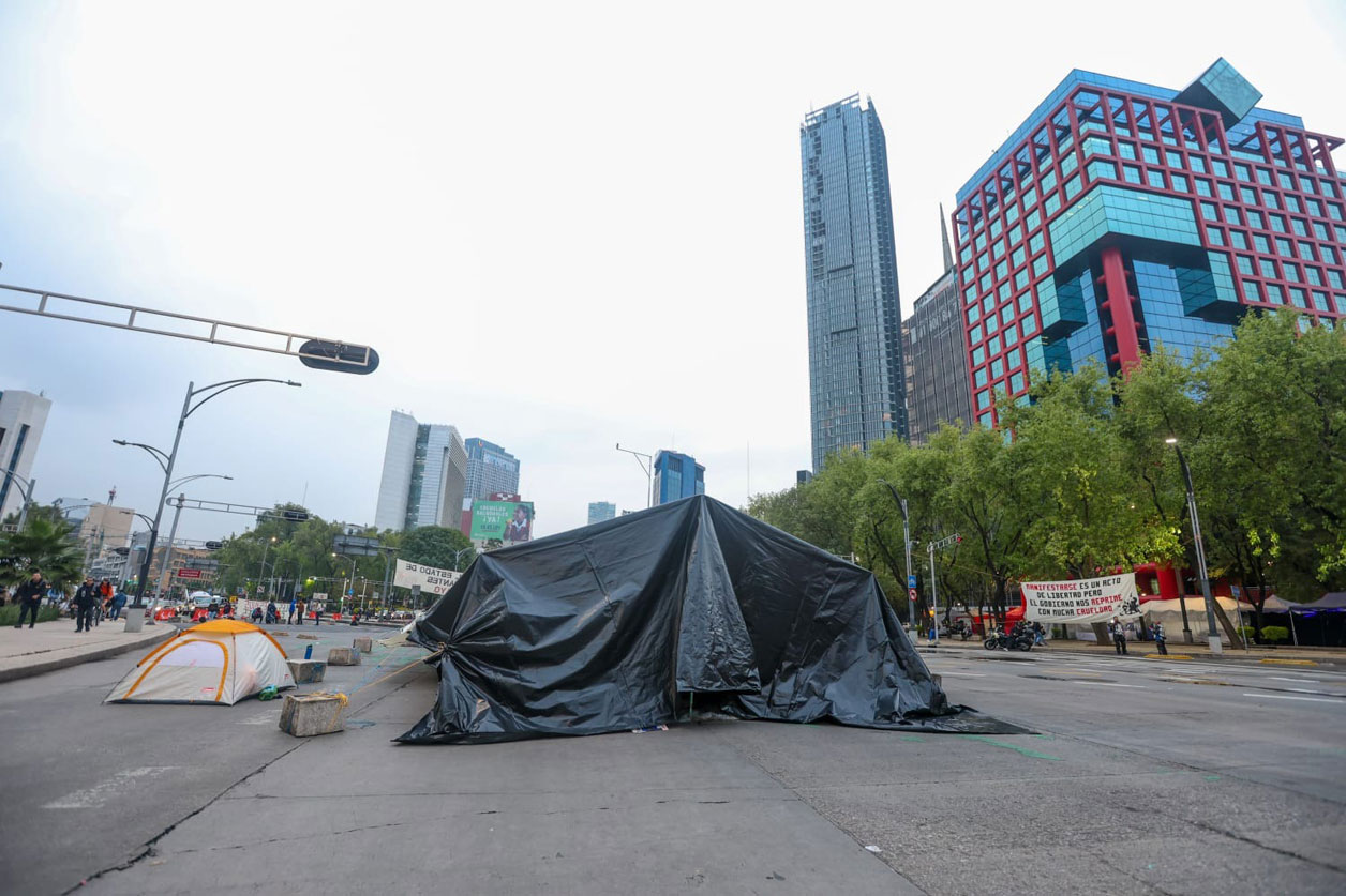 Normalistas cumplen 40 horas de bloqueo