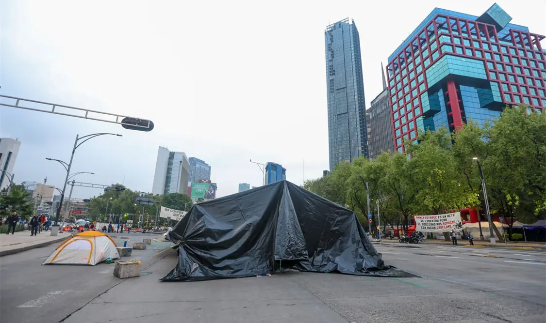 Estudiantes generan caos en cruce de Reforma e Insurgentes. El Universal
