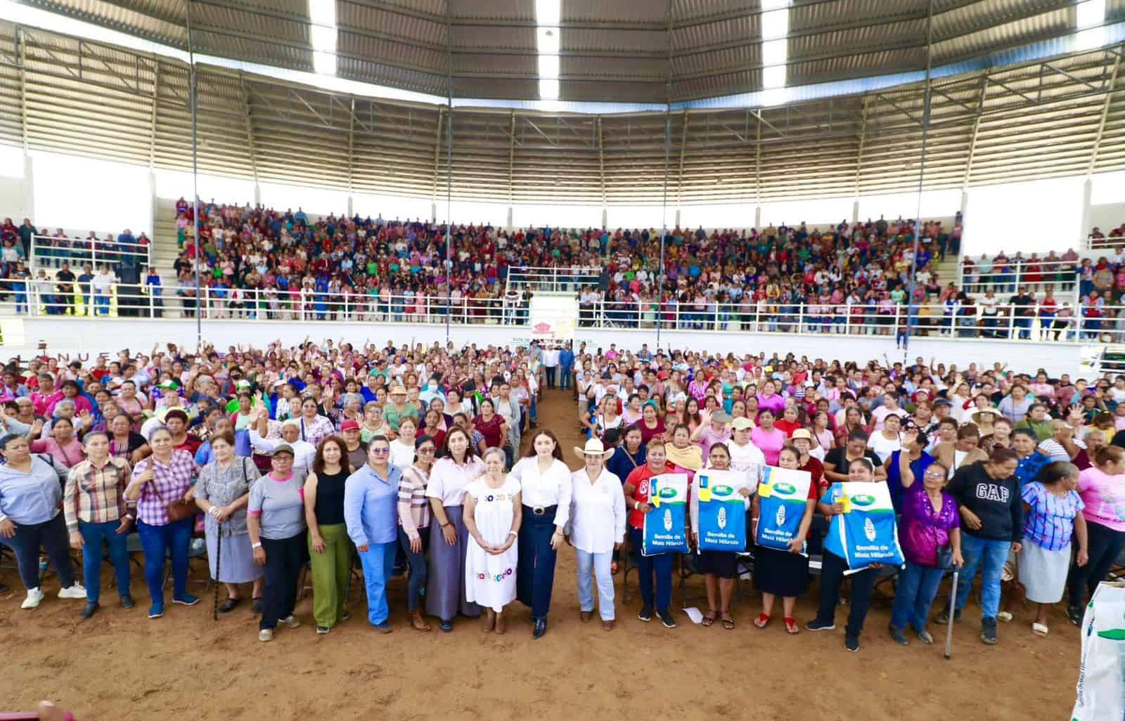 Valeria Rosales entrega 2,000 bolsas de maíz a mujeres de Villaflores