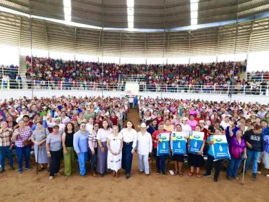 Valeria Rosales entrega 2,000 bolsas de maíz a mujeres de Villaflores