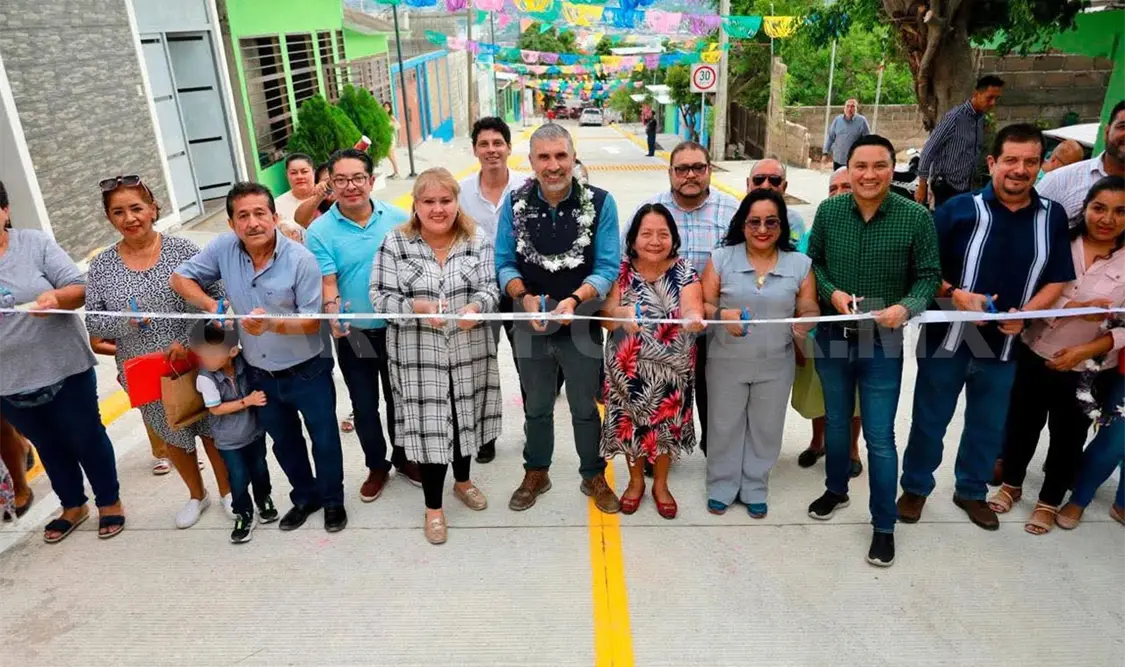 El presidente municipal, Ángel Torres, inauguró la pavimentación de la calle Río Suchiapa, en la colonia Loma Bonita. CP