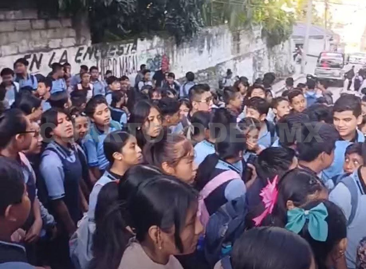 Padres de familia toman secundaria en Yajalón