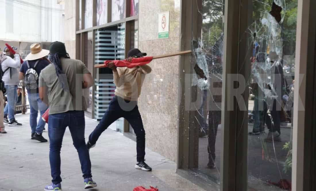 Maestros de la CETEG irrumpen en la Torre Bienestar durante marcha de la CNTE