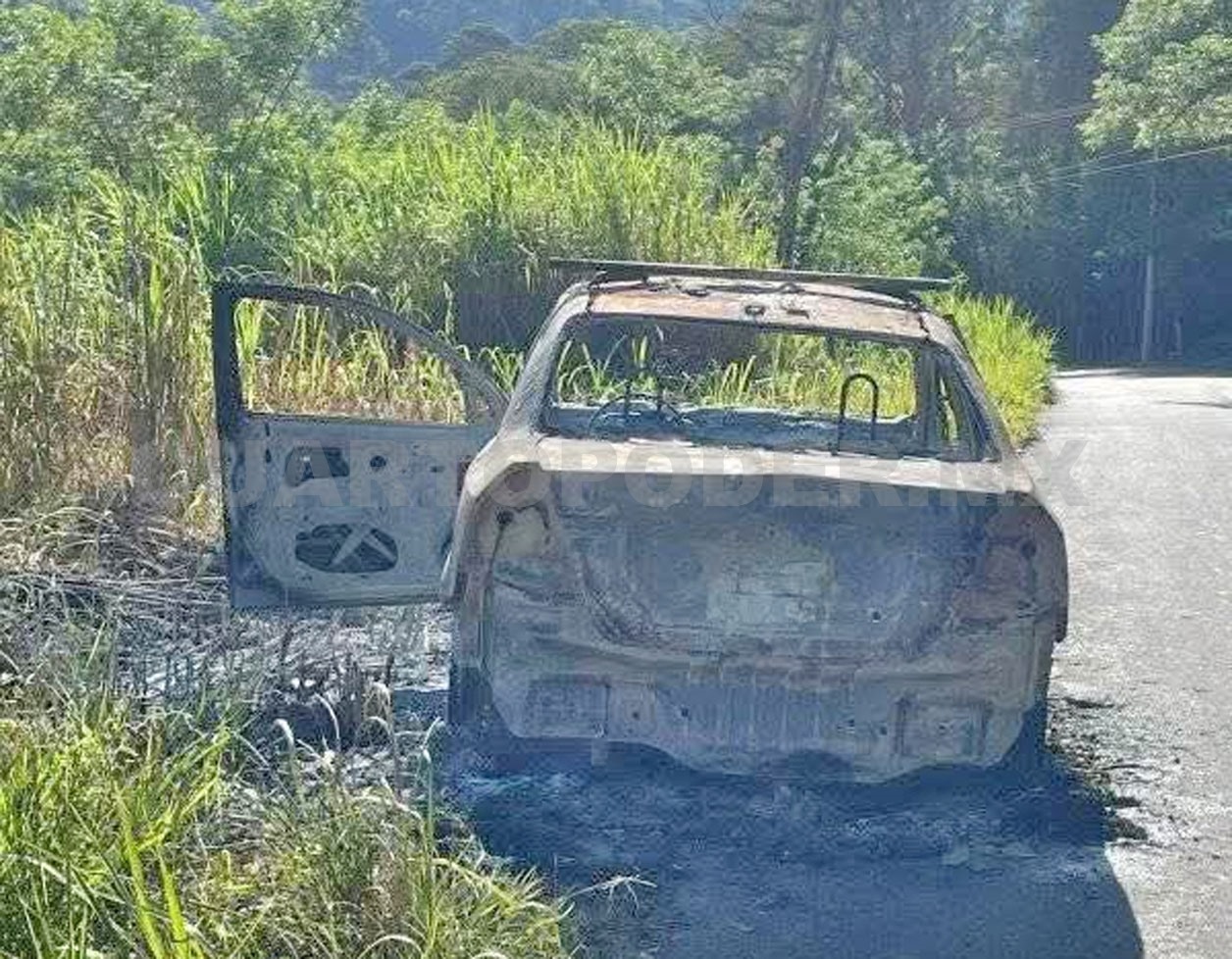 Abandonan vehículo quemado en carretera