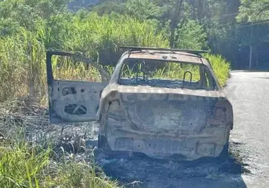 Abandonan vehículo quemado en carretera