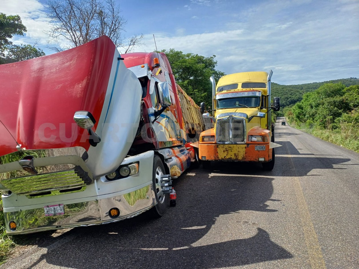 Tráiler queda varado en la cuneta