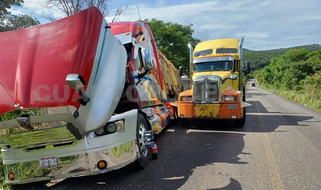 El trailero no pudo controlar el tractocamión y se accidentó. Juan Orel / CP