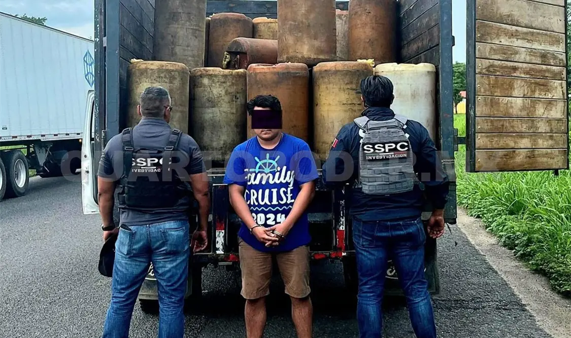 Transportaban 45 bidones llenos de combustible en un camión de 4.5 toneladas. Víctor Sánchez / CP