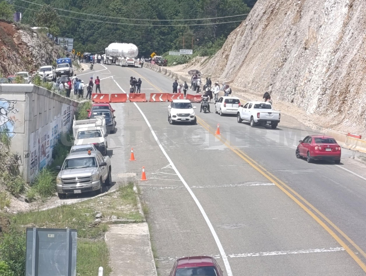 Bloquean maestros la carretera de cuota