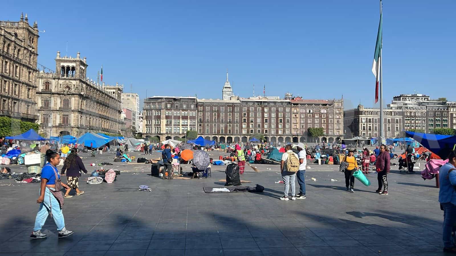 Docentes de la CNTE levantan campamento tras 23 días de protesta en el Zócalo