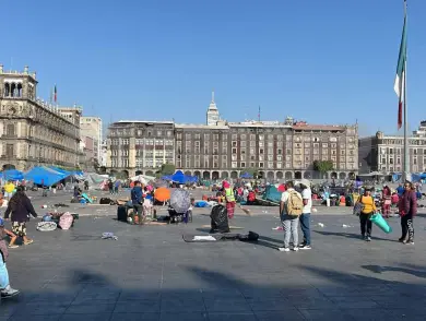 Docentes de la CNTE levantan campamento tras 23 días de protesta en el Zócalo