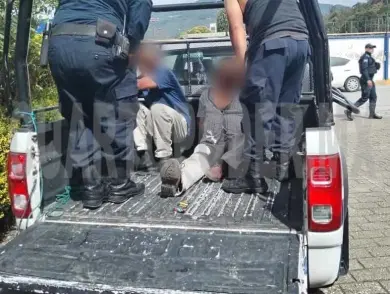 Detienen a tres personas por agredir a policías