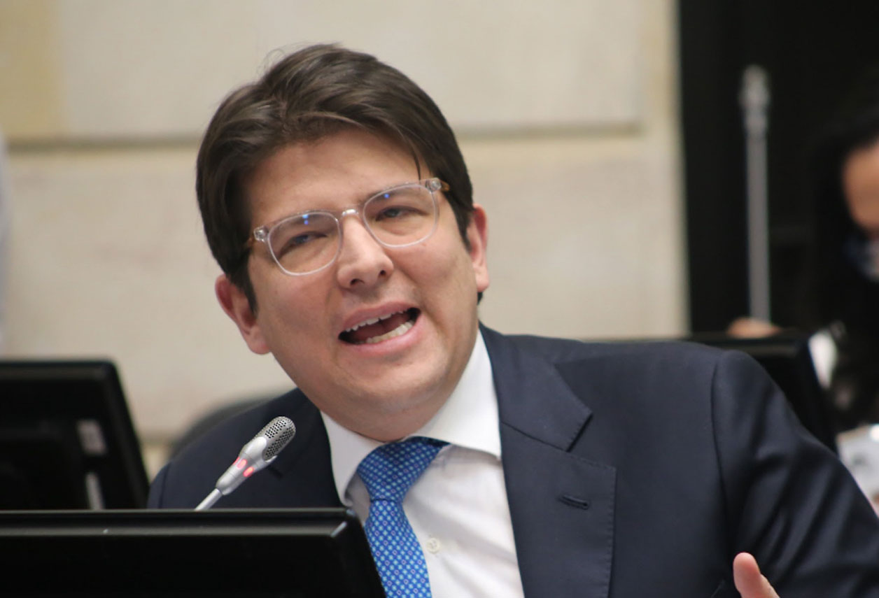 Disparan contra aspirante presidencial de Colombia
