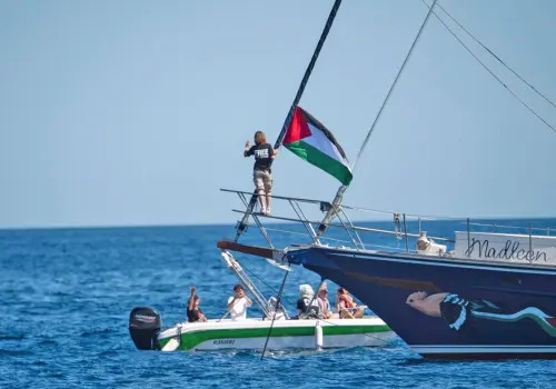 Barco con 12 activistas se acerca a la Franja Gaza