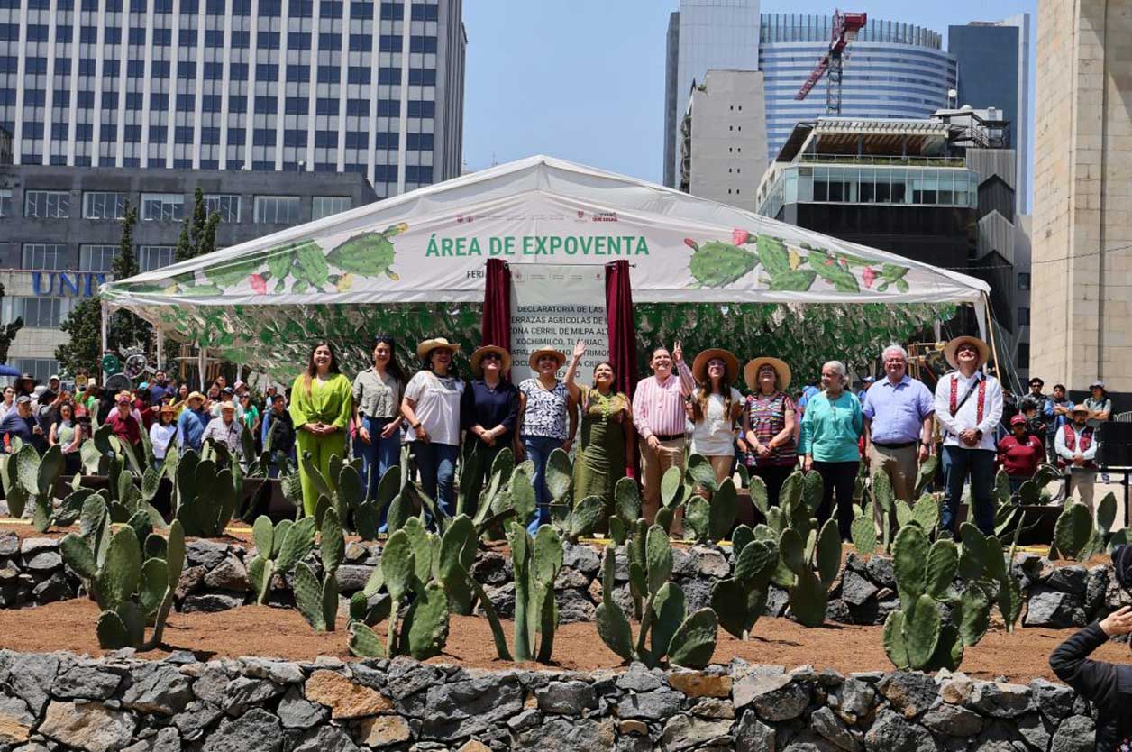 Cientos en Feria del Nopal en Monumento a la Revolución
