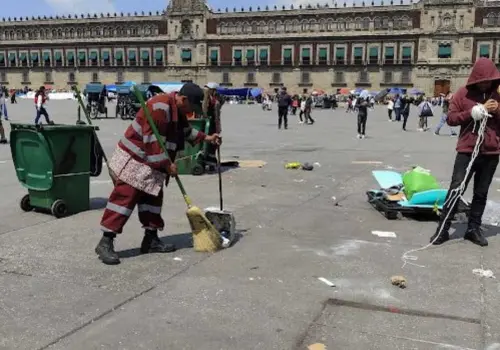 Implementan operativo de limpieza en el Zócalo