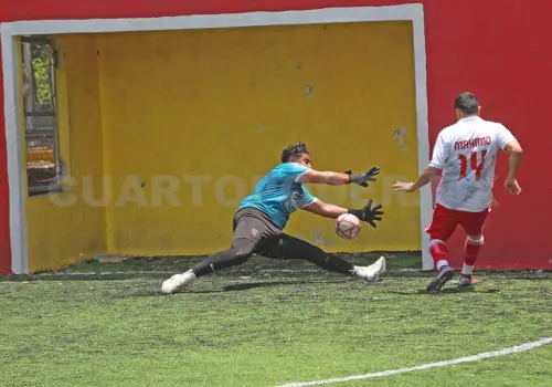 Ice Cars FC baja de la cima a Lobos FC