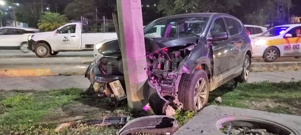 Camioneta se estampa contra un poste de luz