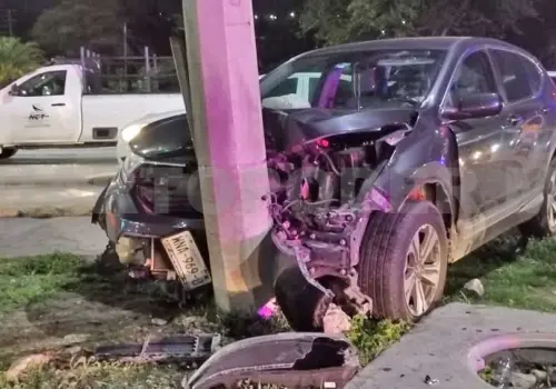 Camioneta se estampa contra un poste de luz