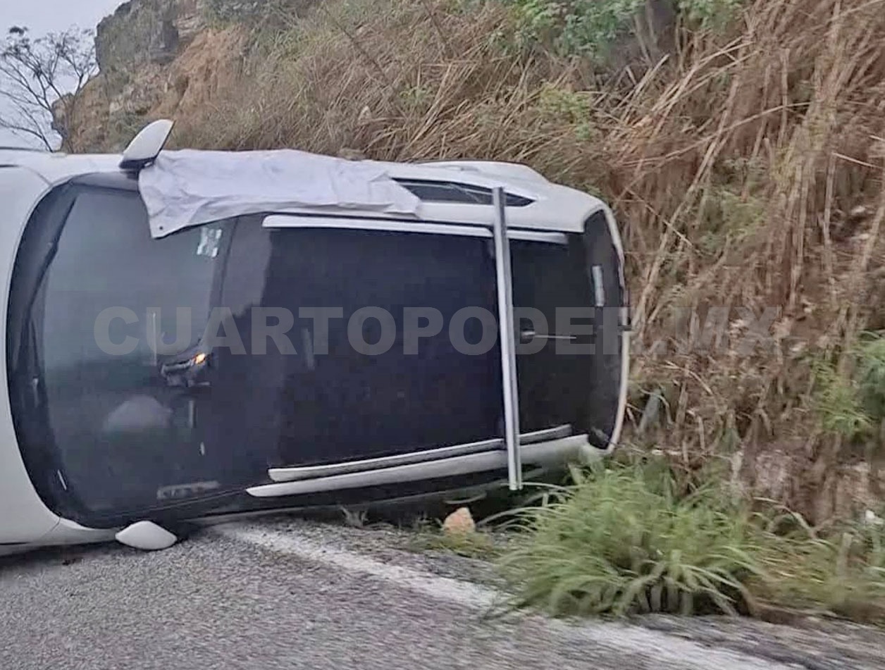 Vuelca SUV en el cerro Juárez