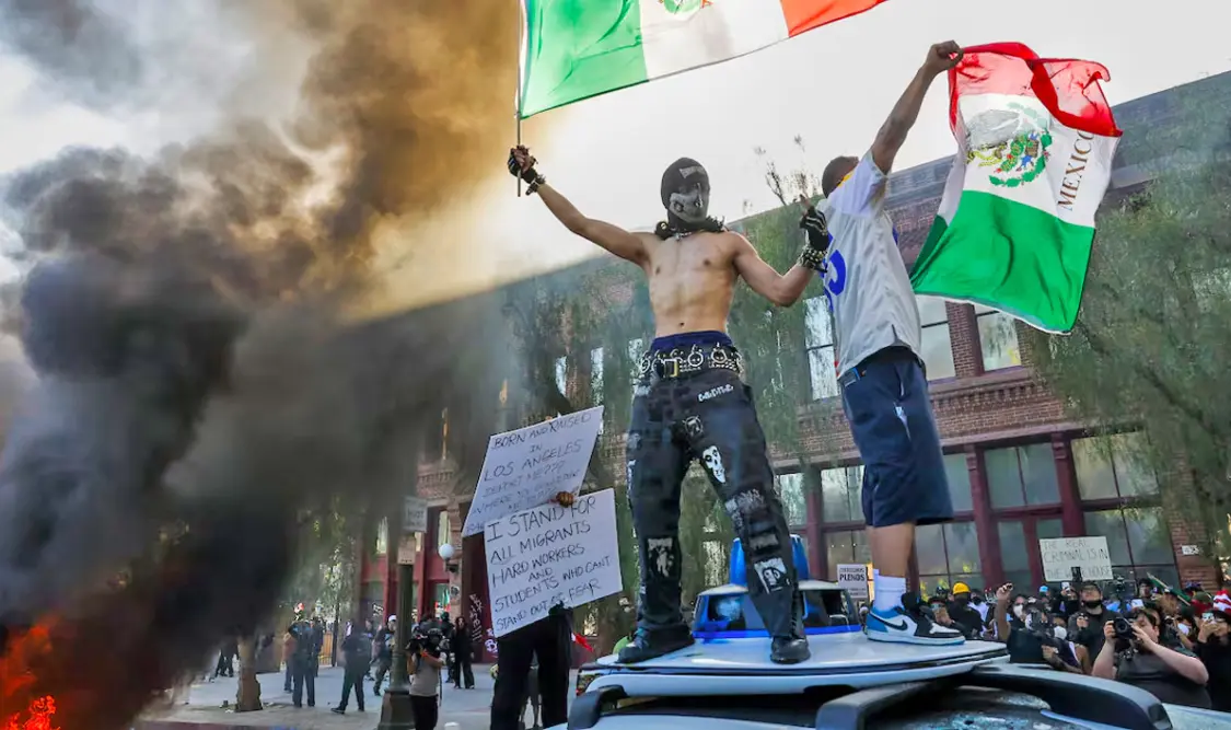 Manifestante con bandera mexicana se vuelve viral