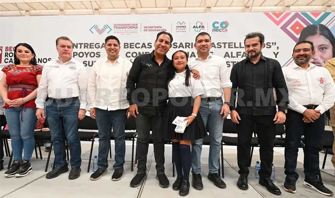 Eduardo Ramírez encabezó la entrega de becas Rosario Castellanos y apoyos de los programas Conecta Chiapas y Alfacel. CP