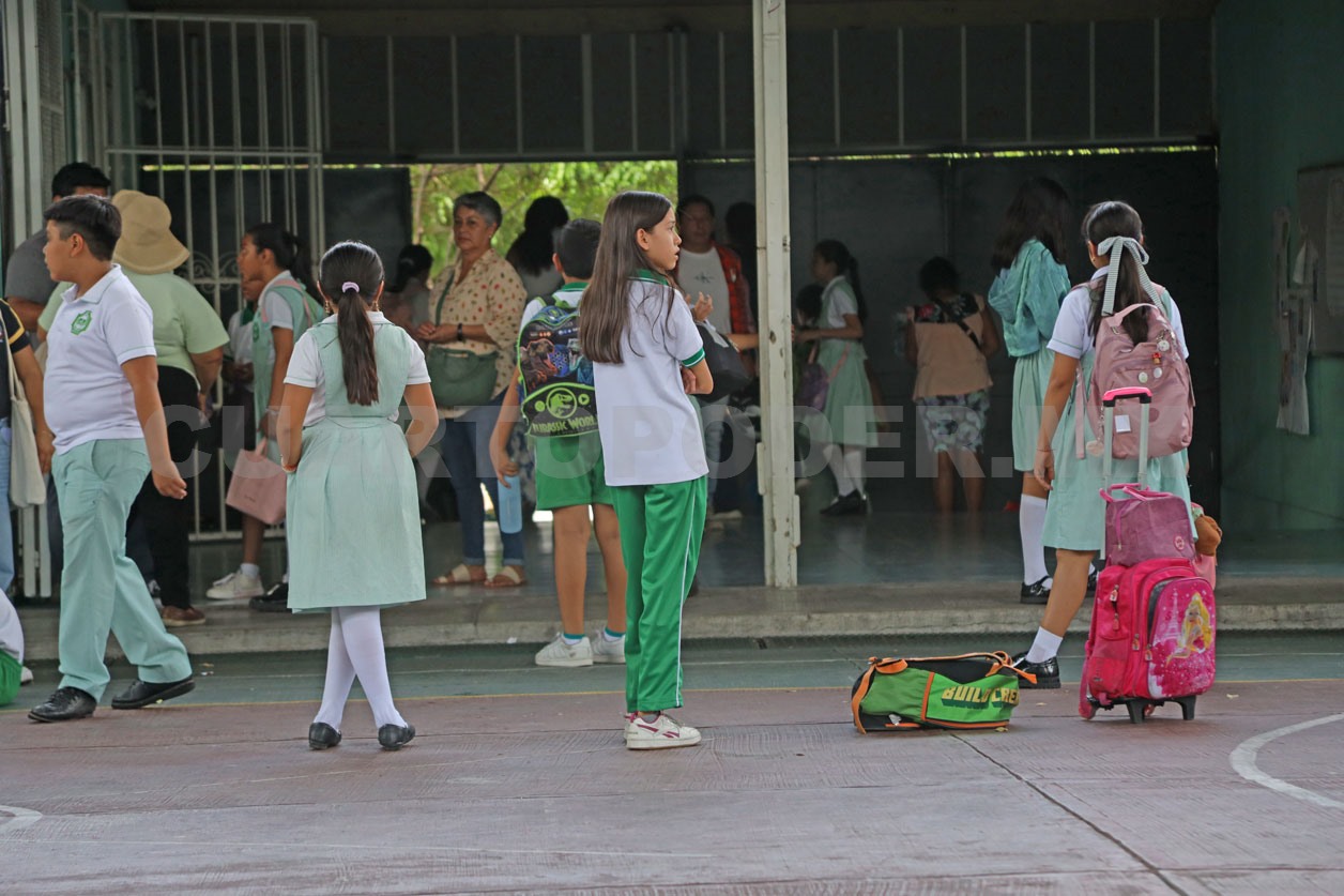 Madres y padres de familia celebran regreso a clases