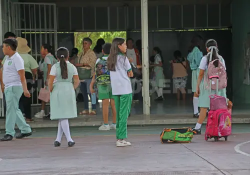 Madres y padres de familia celebran regreso a clases