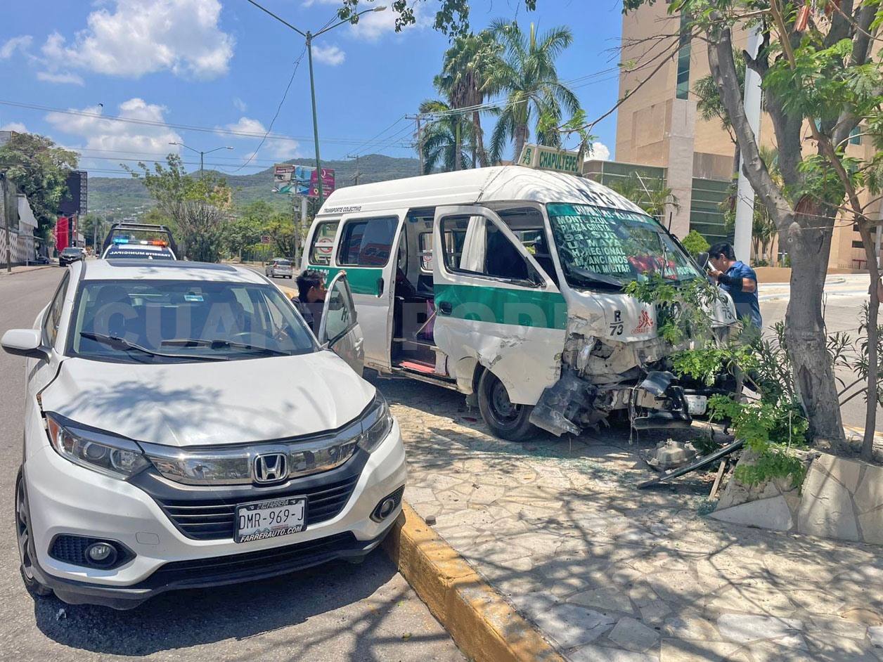 Encontronazo en periférico Sur frente a hotel