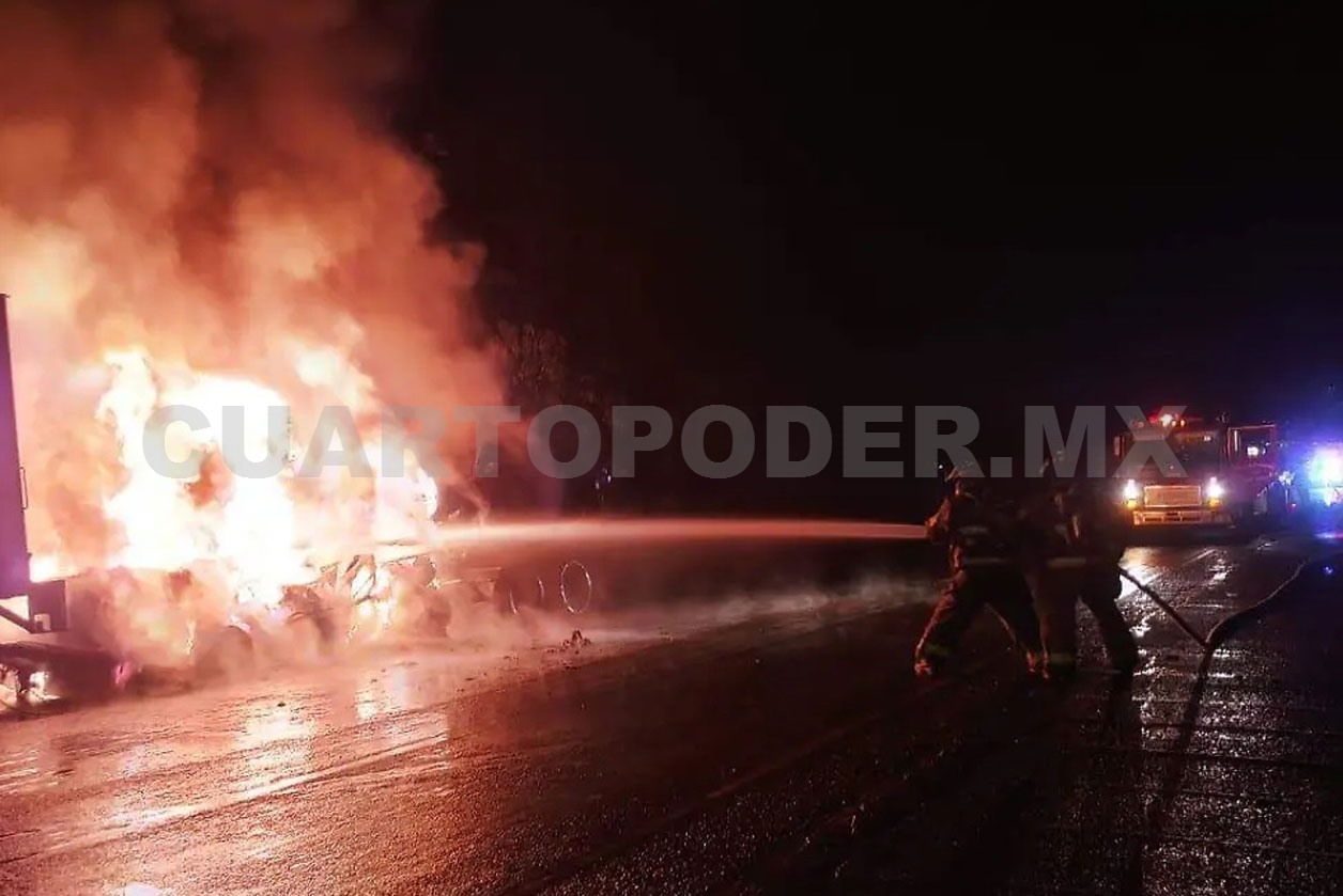 Se incendian cabezal de tráiler y una camioneta